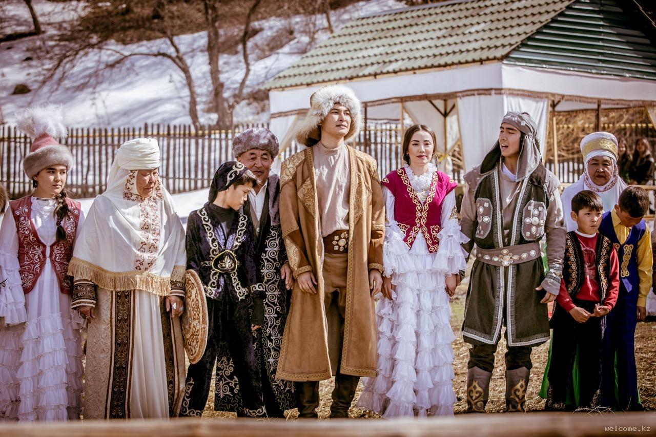 Nightlife etiquette and social setting in Almaty