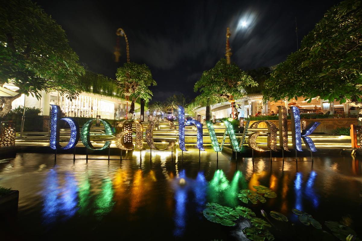 Beachwalk Shopping Center exterior and entry view in Bali