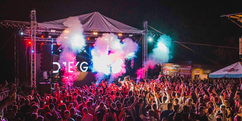 Bir Music Festival mountain setting and crowd atmosphere