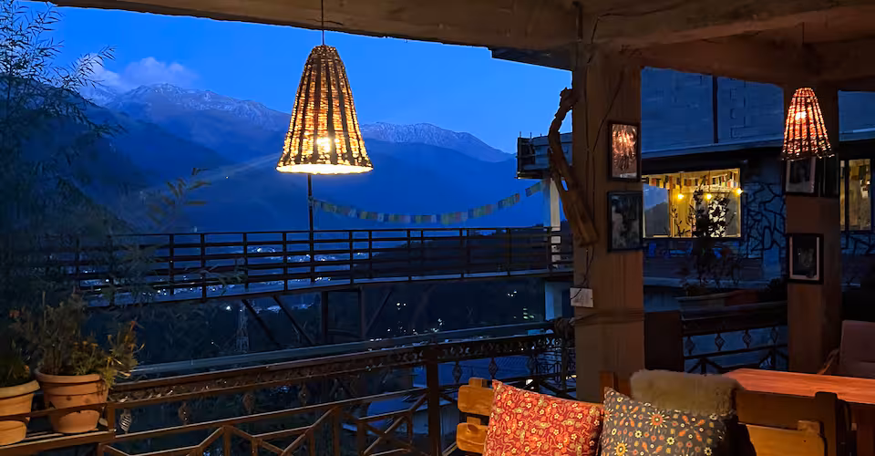 Cafe ambience near Old Manali and Kiulim