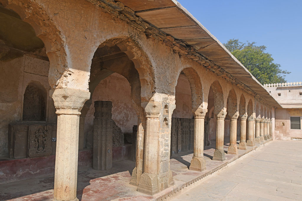 Road approach to Chand Baori through rural Rajasthan