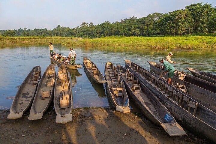 River-edge wildlife viewing in Chitwan National Park
