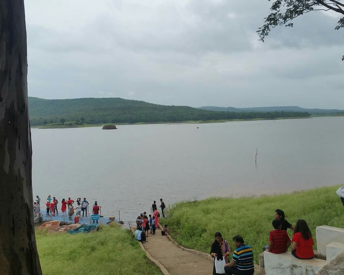 Families enjoying picnic near Choral Dam