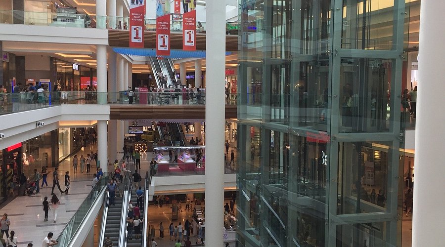 Ganjlik Mall shopping levels with stores