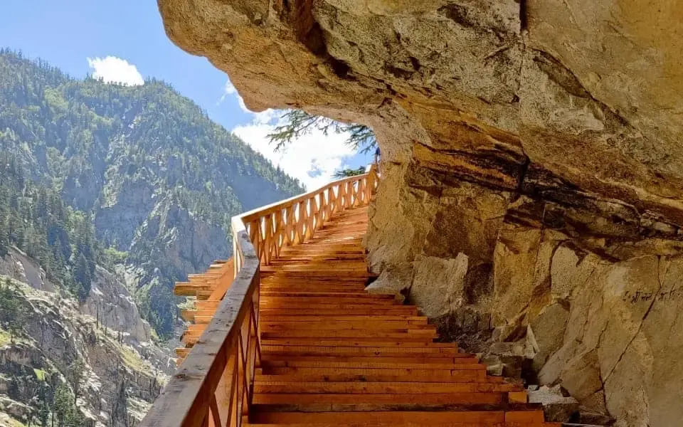 Gartang Gali bridge in autumn with clear mountain views