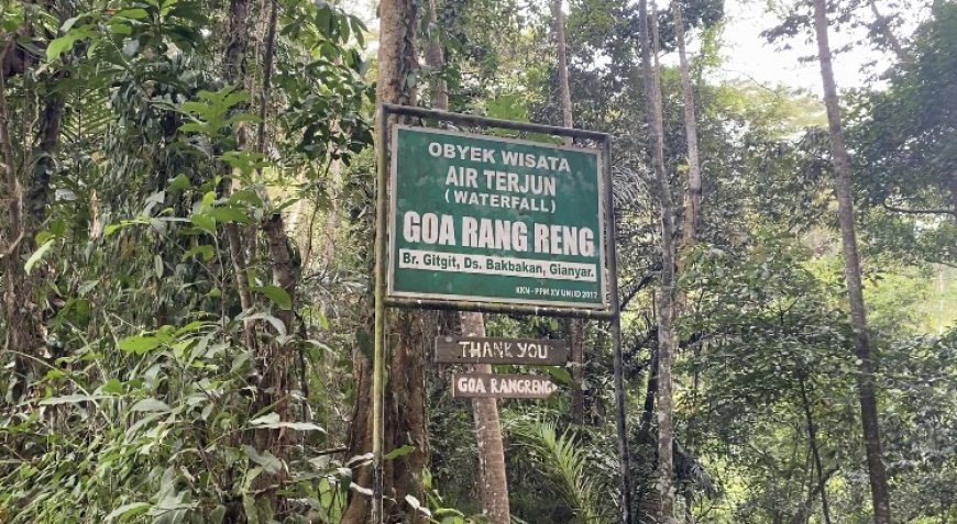 Traveler taking photos at Goa Rang Reng Waterfall