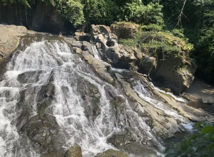 Main waterfall section at Goa Rang Reng with layered rock flow