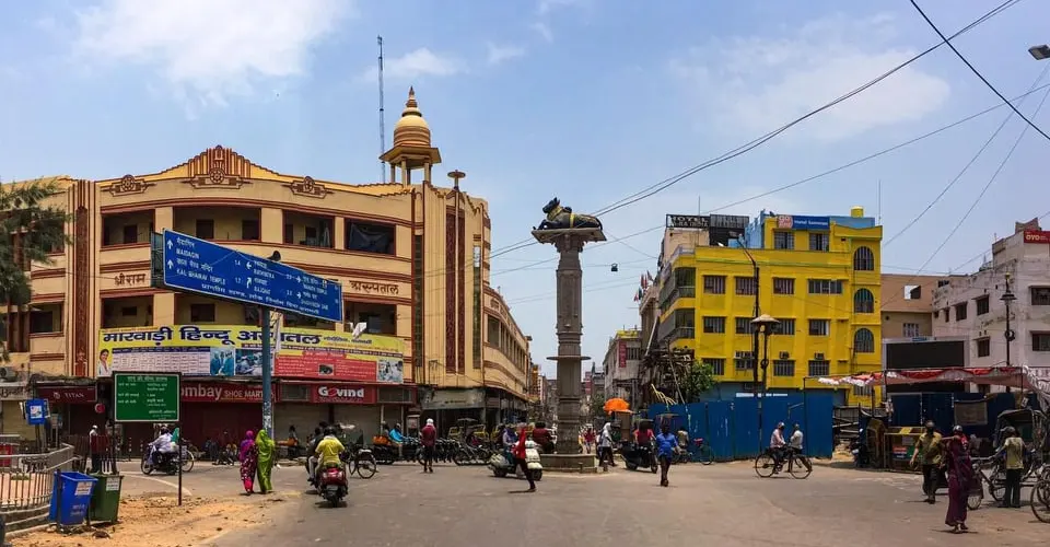 Budget and bargaining strategy for Godaulia Market Varanasi shoppers