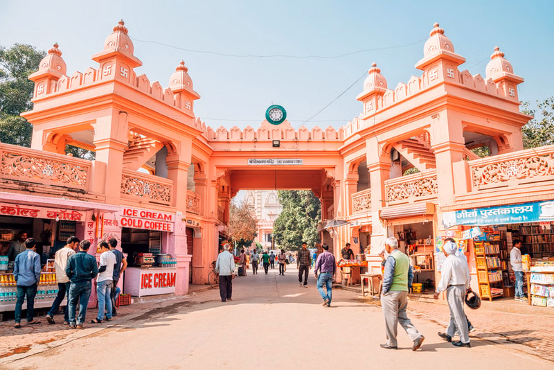 Common shopping and route mistakes to avoid at Godaulia Market Varanasi