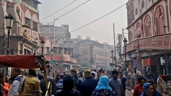 Best timing and crowd strategy for shopping at Godaulia Market Varanasi