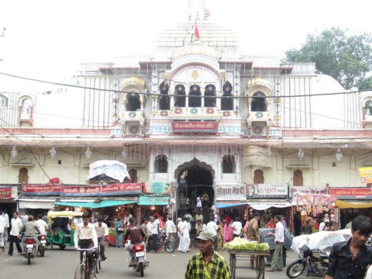 Gopal Mandir temple structure and spiritual atmosphere in Ujjain