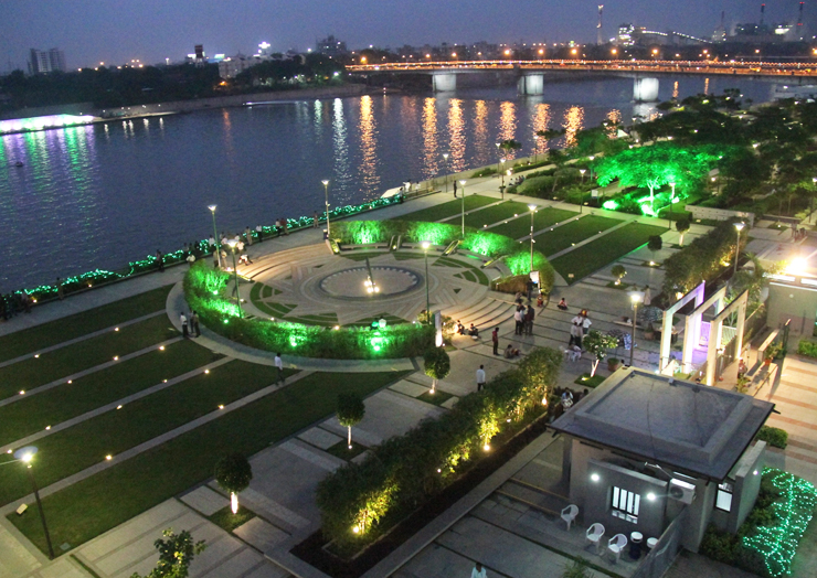 Crowd watching giant kites at Sabarmati Riverfront