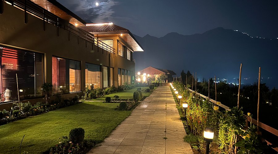 Luxury hotels and houseboats along Dal Lake in Srinagar