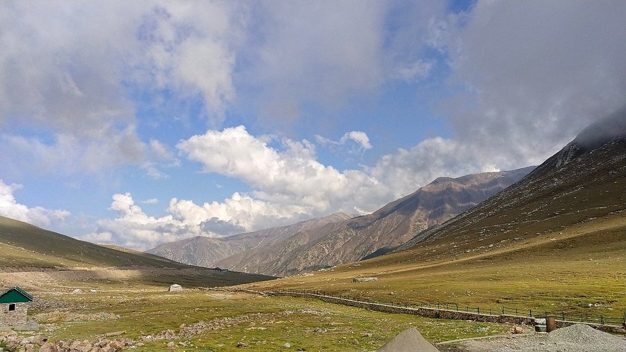 Mountain highway between Jammu and Srinagar