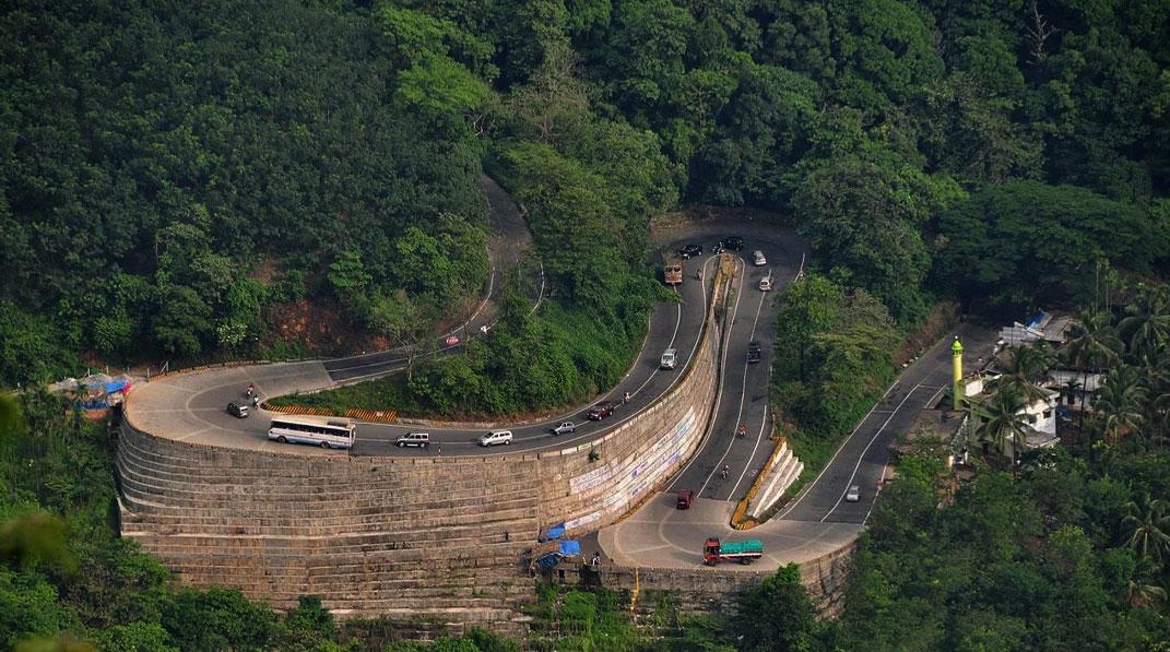 Scenic road from Bangalore to Wayanad through forest