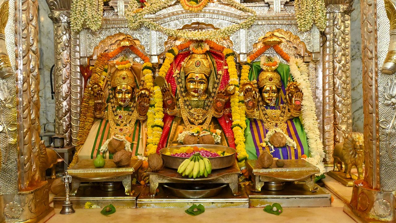 Mahalakshmi Temple Mumbai exterior view with Arabian Sea in background