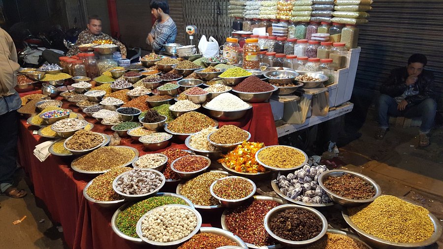 Popular street food dishes served at Manek Chowk Ahmedabad