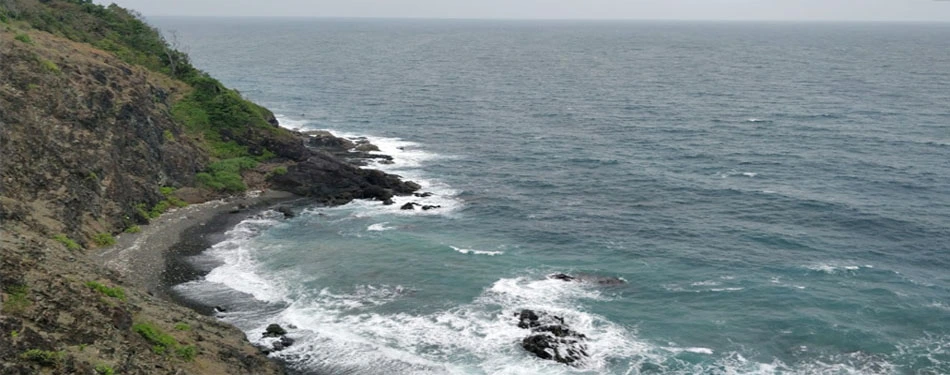 Munda Pahad coastal cliffs and shoreline near Chidiya Tapu