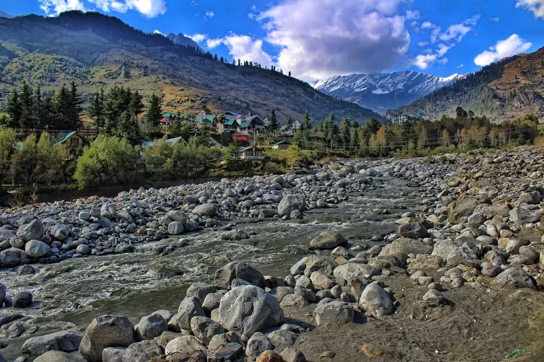 Nehru Kund in Manali with mountain backdrop