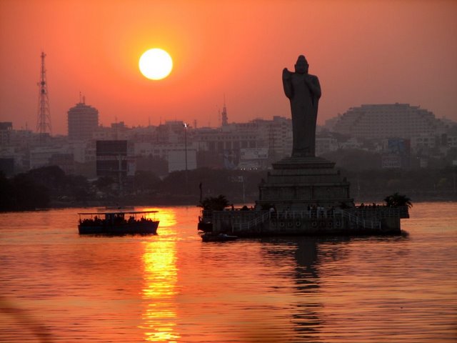 Hussain Sagar lake sunset for Hyderabad evening itinerary