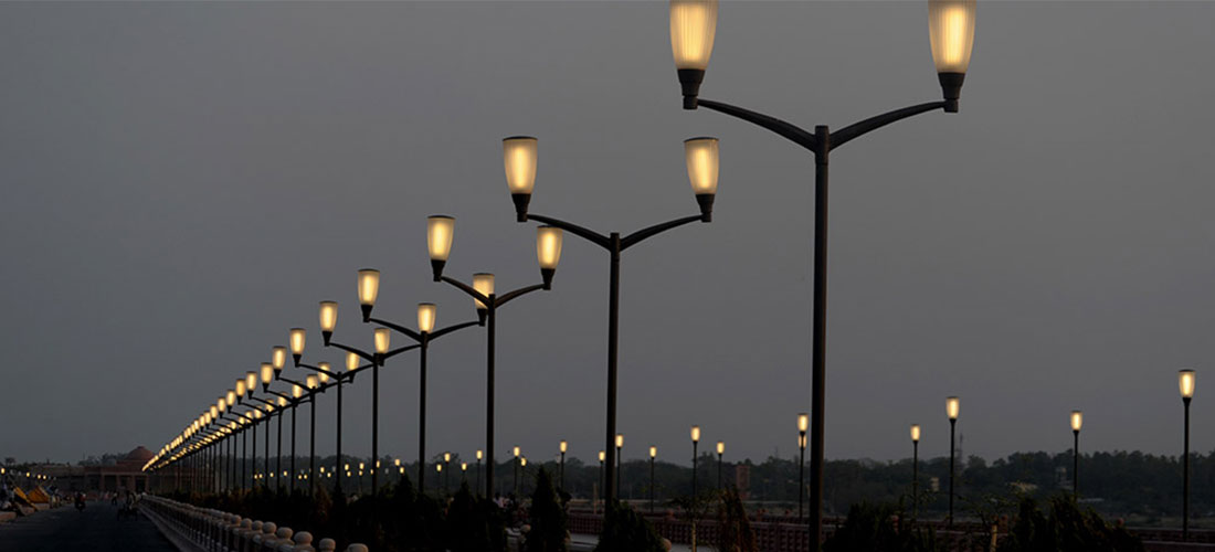 Late evening street and nightlife movement in Lucknow