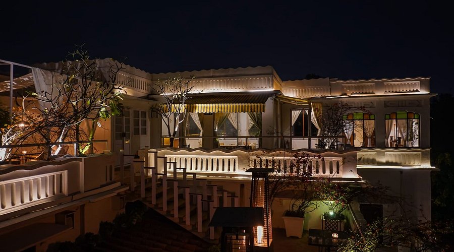 Rooftop nightlife and dining ambience in Lucknow evening