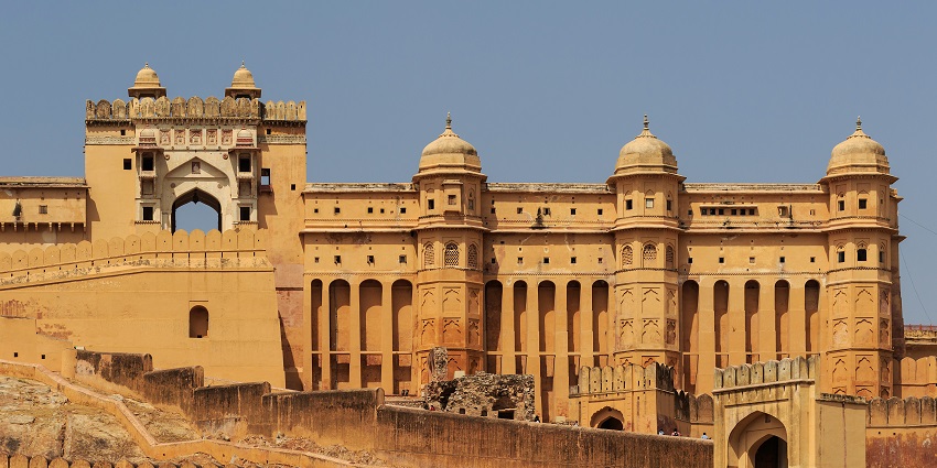 Historic gateway and Islamic-Deccan architectural elements in Raichur