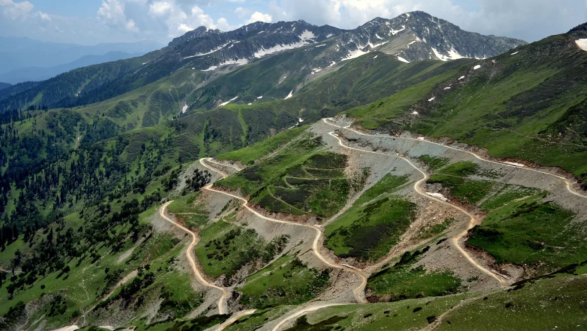Sinthan Top panoramic mountain pass view in Kashmir