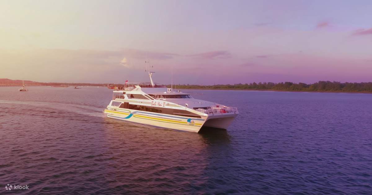 Sunset dinner cruise in Bali with ocean and sky view