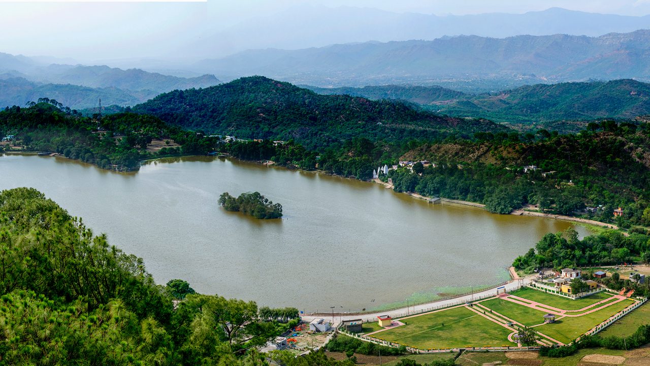 Surinsar Lake scenic view in Jammu and Kashmir