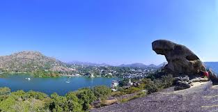 Mount Abu hills and lake town scenery