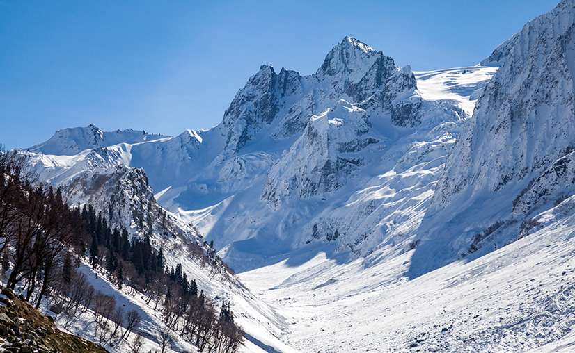 Sonmarg valley road with glacier-facing mountains and streamside meadow