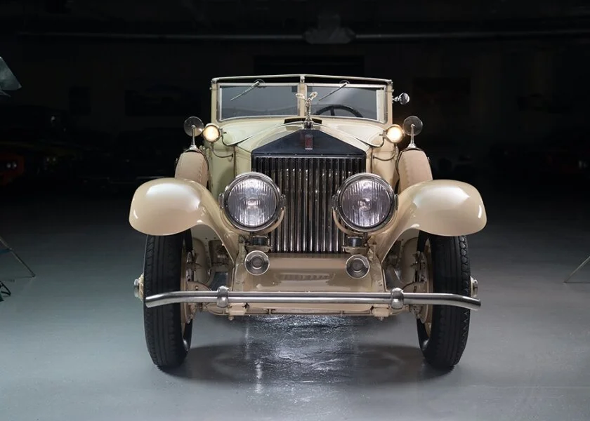 Front profile of a vintage Rolls-Royce in Udaipur museum